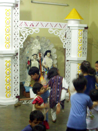 kids dancing in front of the idols